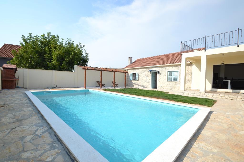 Pistan Villa *